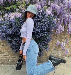 Outfits outfit woman baggy pants bucket hat crop top cardigan boots mini bag teens