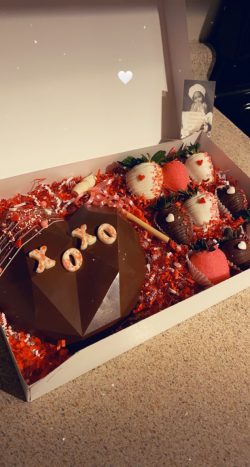 💔Breakable Box💔 “XOXO” I.D.K Cakes