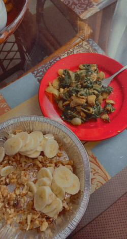DELICIOUS VEGAN MEAL 😋 Spinach, garlic, mushrooms, onion, banana, walnuts
