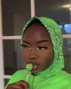 green makeup look💚